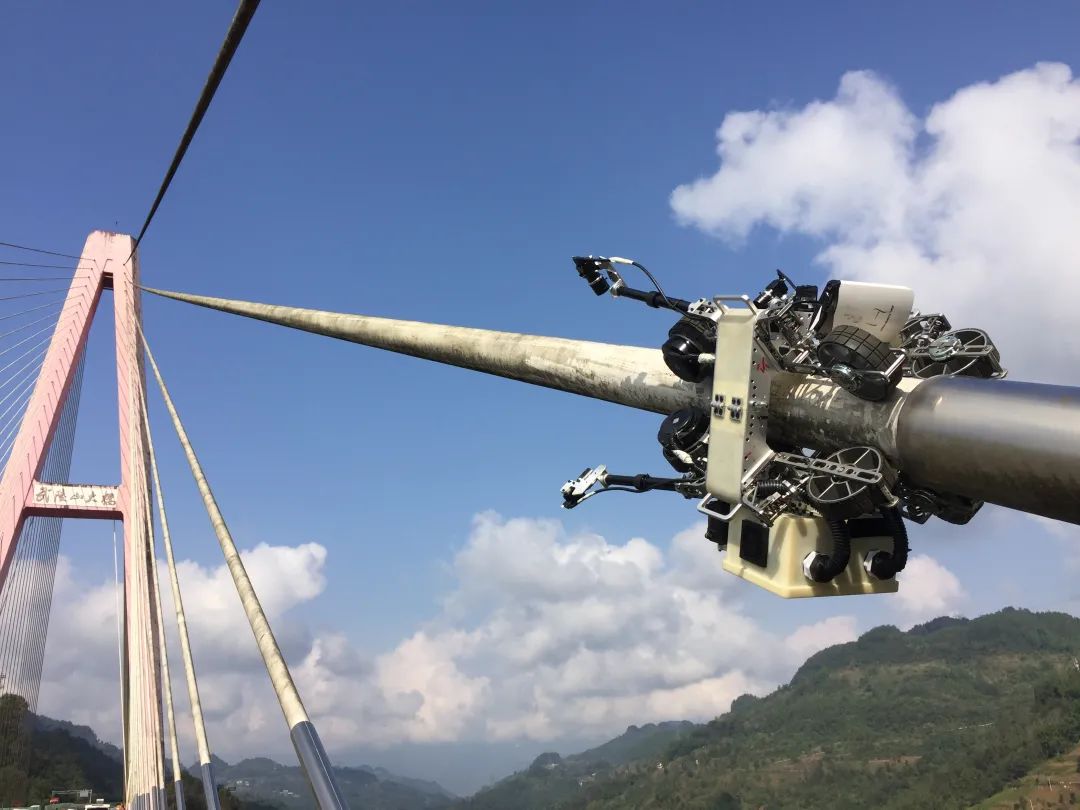 自主研发桥梁斜拉索检测机器人“上岗”，高效完成检测任务